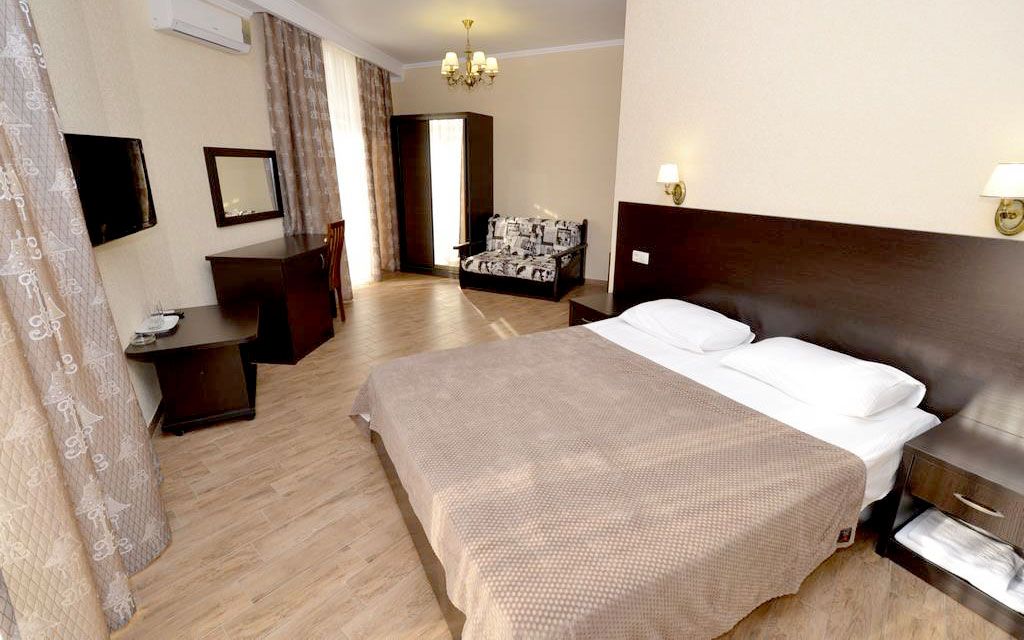 Милана — Четырёхместный номер полулюкс с балконом