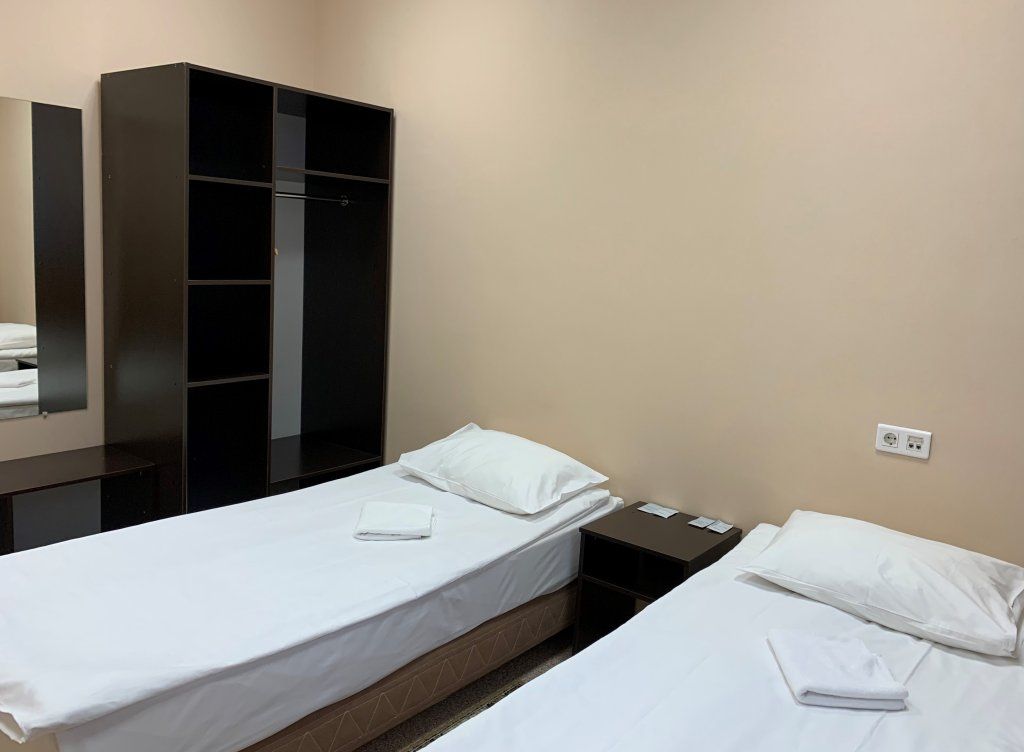 ГородОтель — Двухместный номер с 2 отдельными кроватями с удобствами на блок