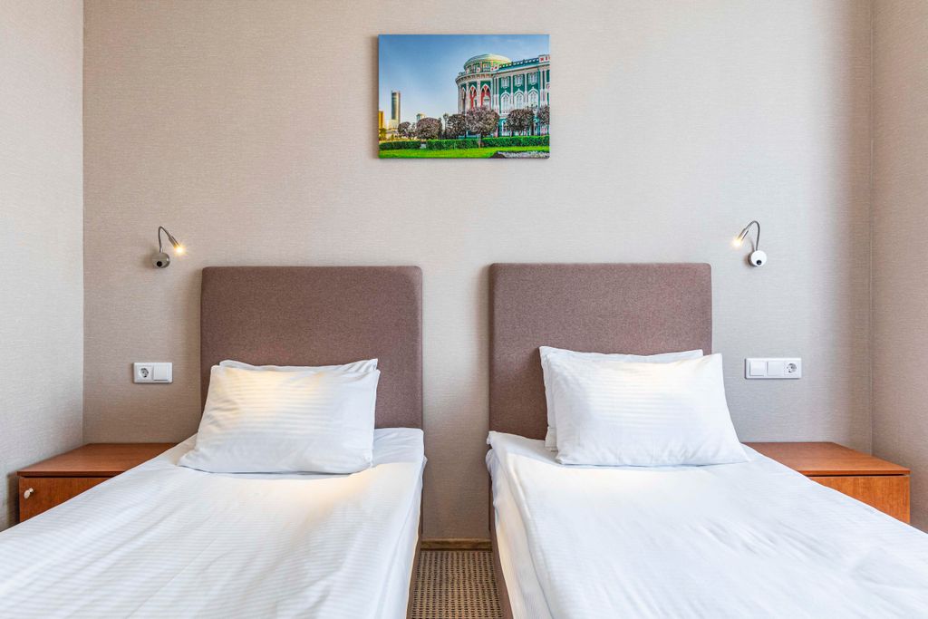 Парус — Двухместный номер с 2 отдельными кроватями улучшенный с видом на город