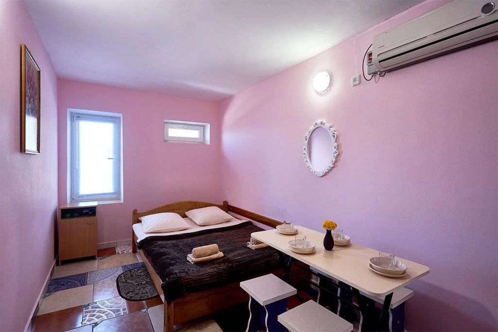 Белый — Четырёхместный номер стандарт улучшенный