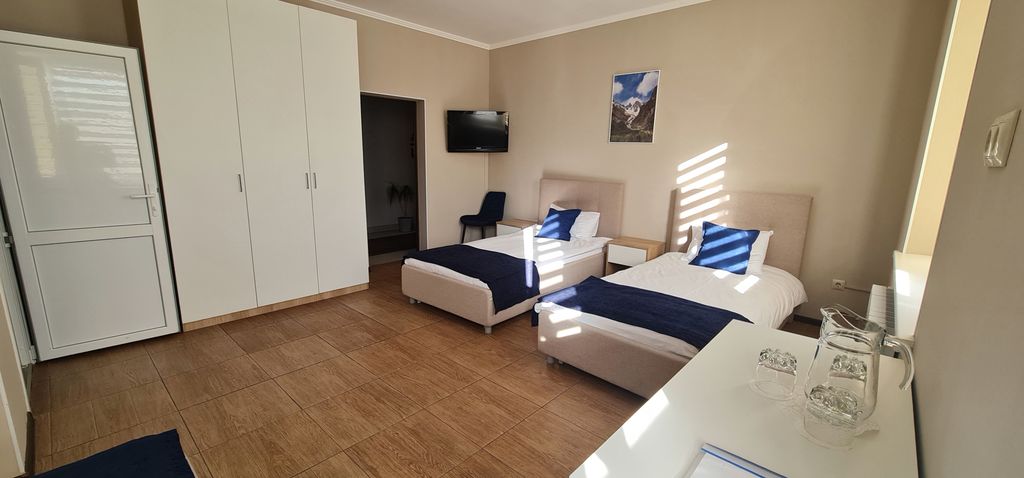 Магистраль — Трёхместный номер стандарт с видом на горы