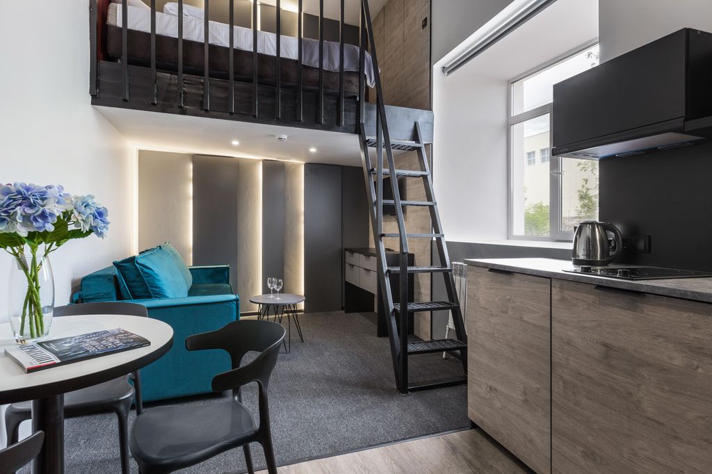 Greenfeel Смоленск — Семейный номер двухуровневая студия с двуспальной кроватью и диваном