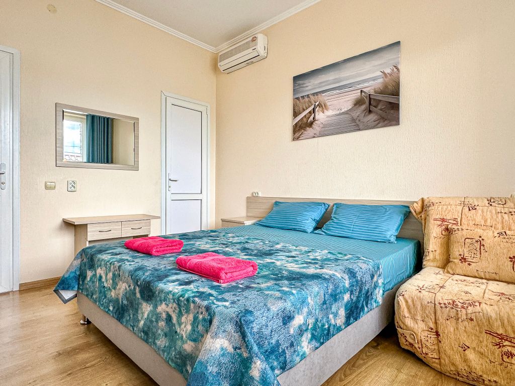 Ежевика — Трёхместный номер стандарт с видом на горы