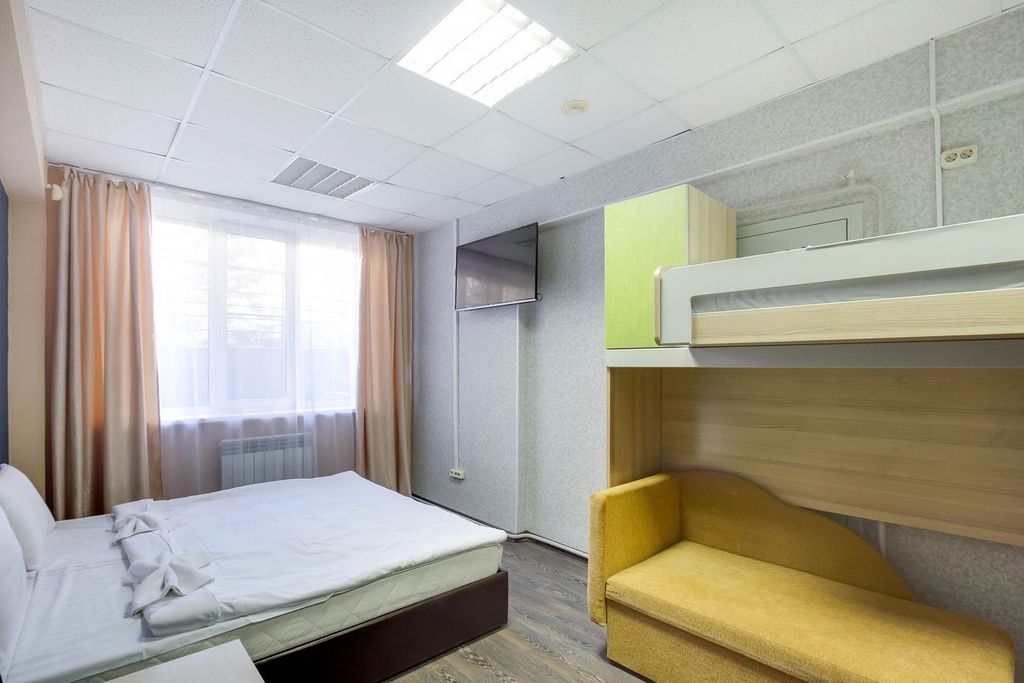 Финист — Четырёхместный номер улучшенный с видом на город