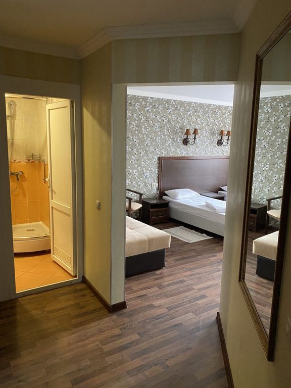 Баварский дом — Трёхместный номер двуспальная кровать или 2 односпальных и диван