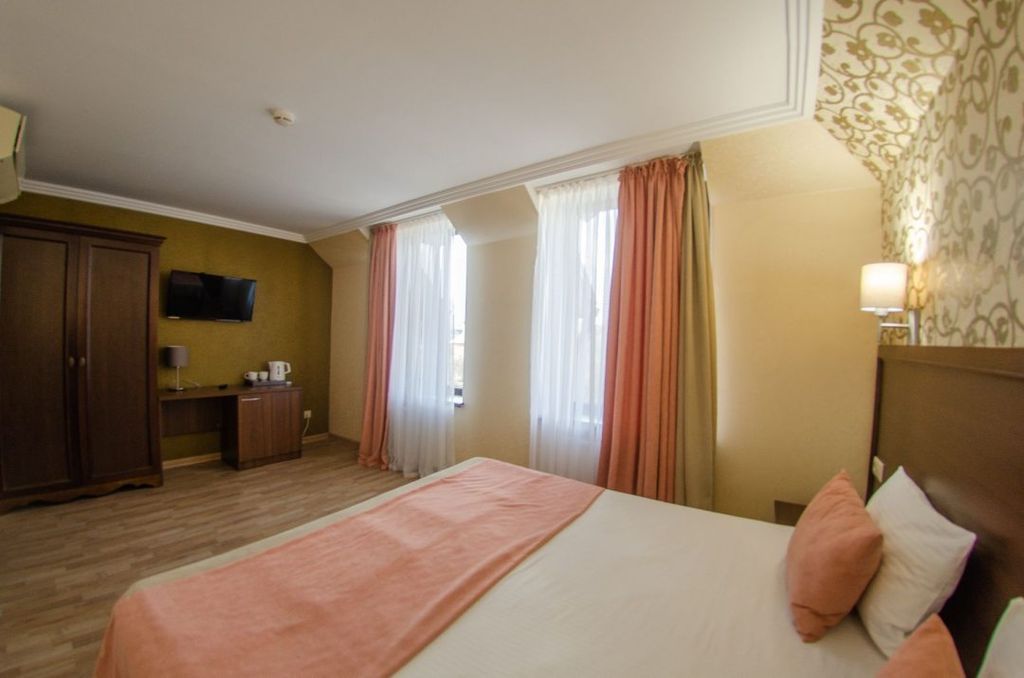 Баварский дом — Трёхместный номер полулюкс 2-х комнатный с балконом