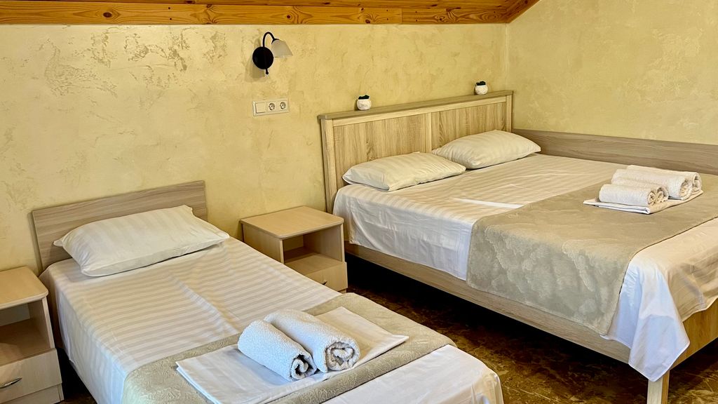 Green line — Семейный номер улучшенный с видом на город