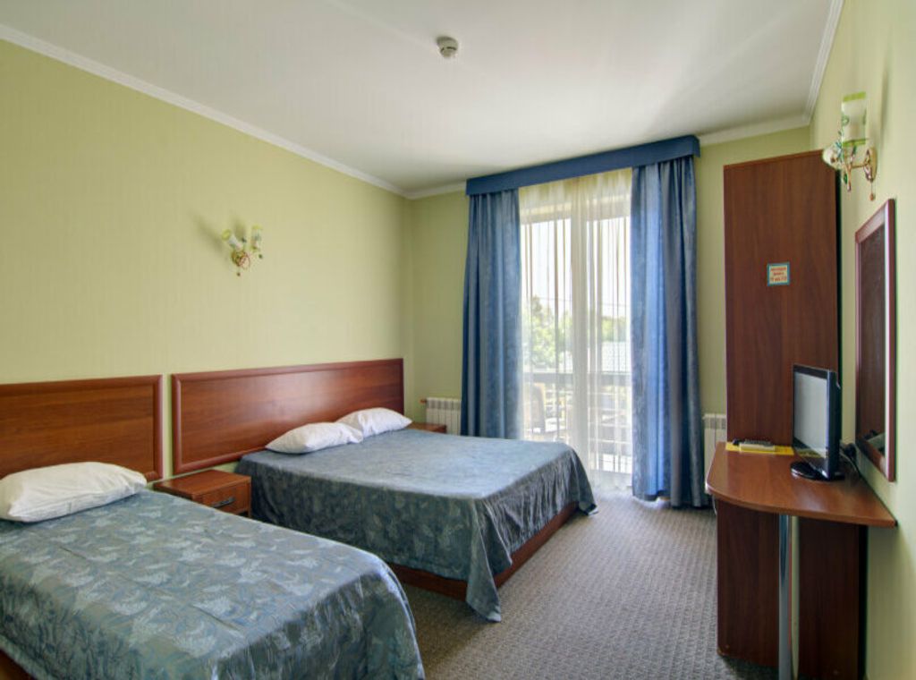 Янтарь — Трёхместный номер стандарт с балконом