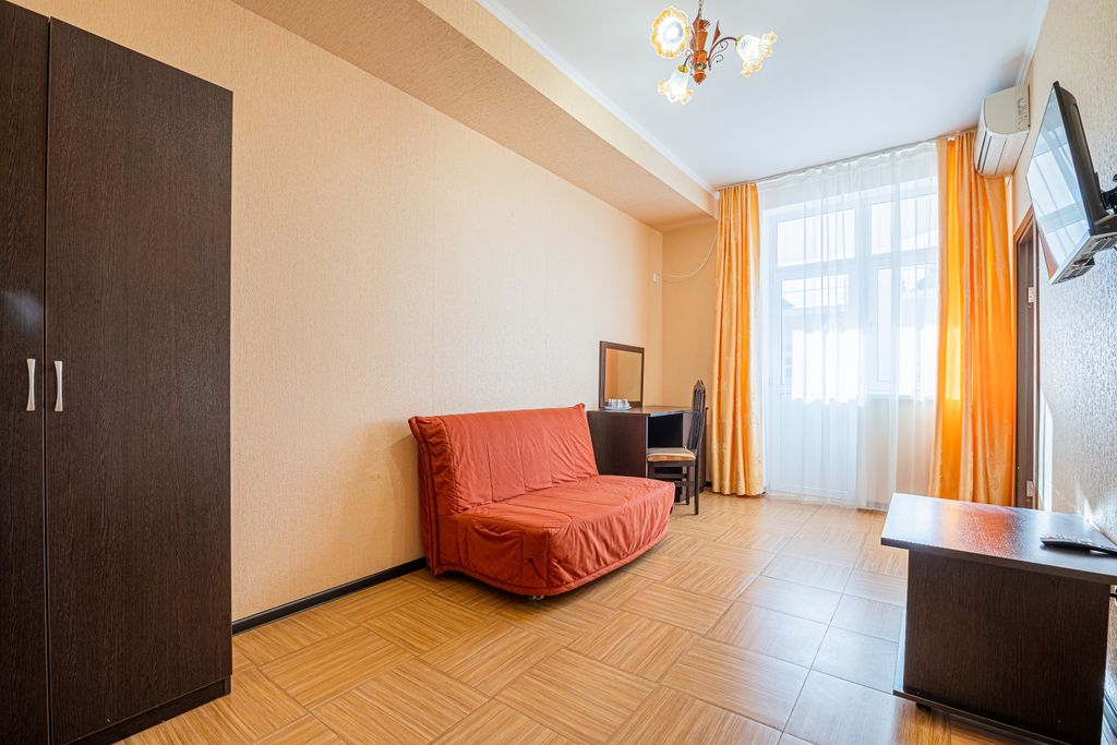 Возрождение — Трёхместный номер комфорт улучшенный с балконом