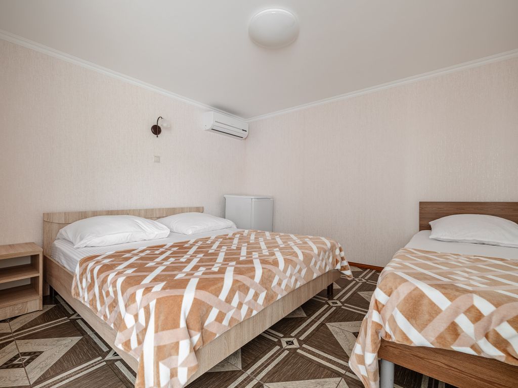 4 сезона — Трёхместный номер с удобствами и балконом