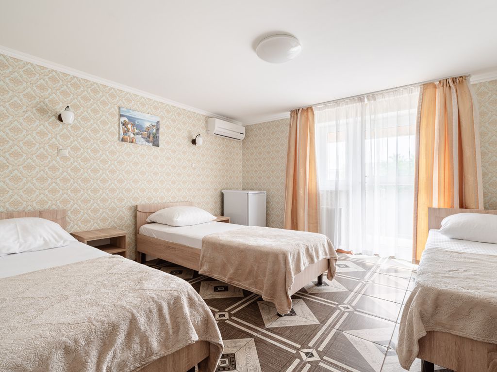 4 сезона — Трёхместный номер с удобствами и балконом