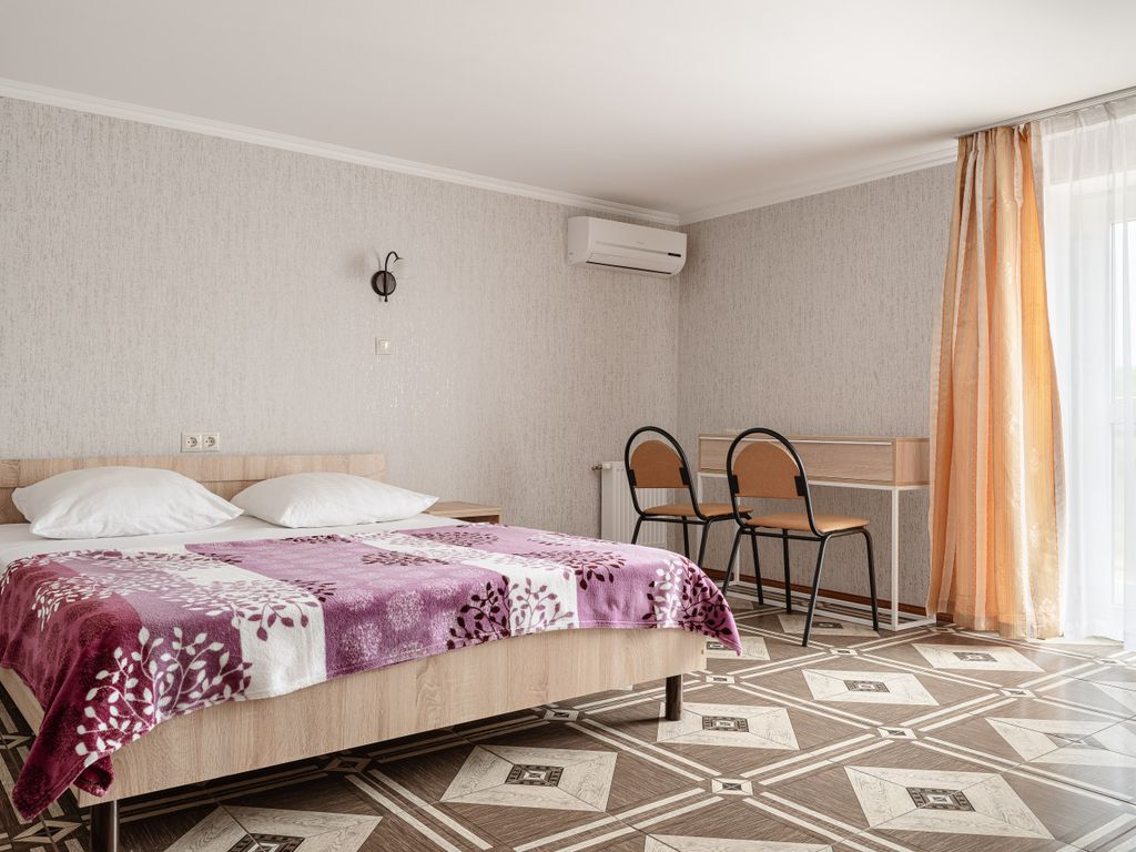 4 сезона — Четырёхместный номер с удобствами и балконом