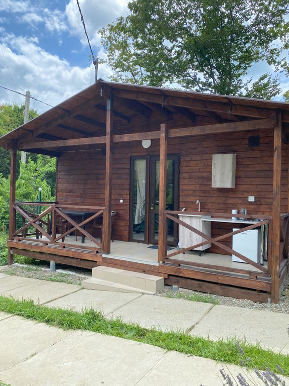 Лес у моря — Дом бунгало с видом на сад