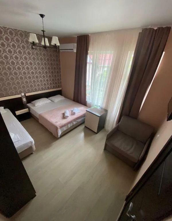 Loo-Sunrise — Трёхместный номер люкс с балконом и видом во двор