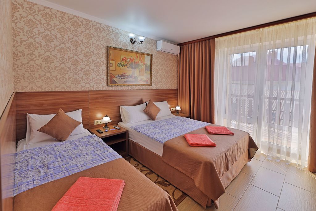 Лорис — Трёхместный номер с балконом