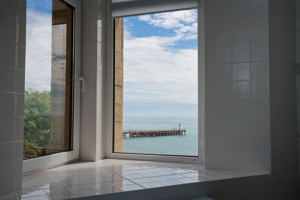 LooSPAngeles — Трёхместный номер люкс с большой двуспальной кроватью