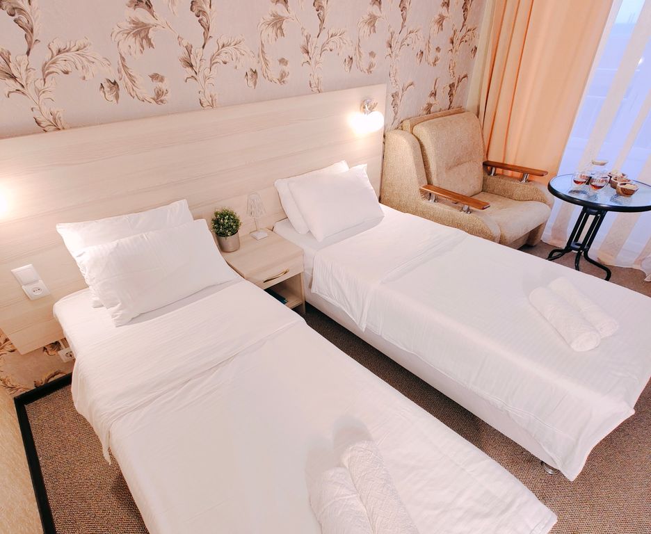 Семь Адмиралов — Трёхместный номер комфорт с балконом