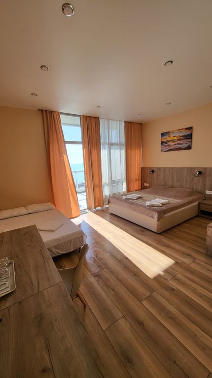 Маунтин Эйр — Четырёхместный номер улучшенный с видом на море