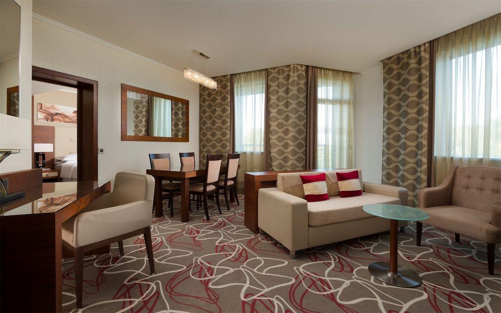 Sheraton Skypoint Luxe — Четырёхместный номер двухкомнатный люкс