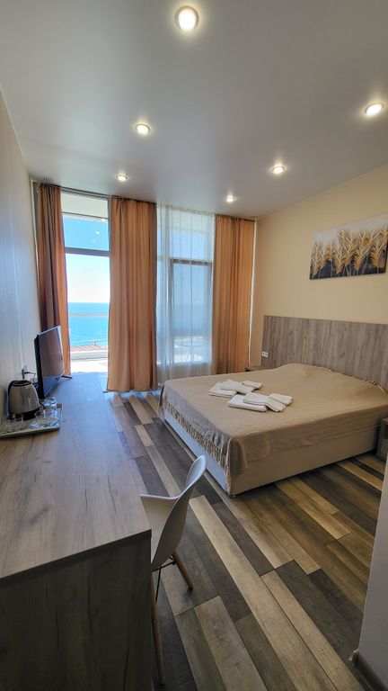 Маунтин Эйр — Трёхместный номер улучшенный с видом на море