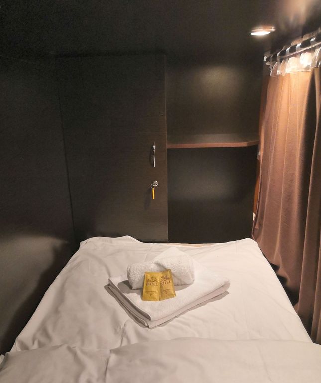 Mariel — Многоместный смешанный номер Orange - Нижнее спальное место в общей 12-ти местной комнате для мужчин и женщин (6 капсул)