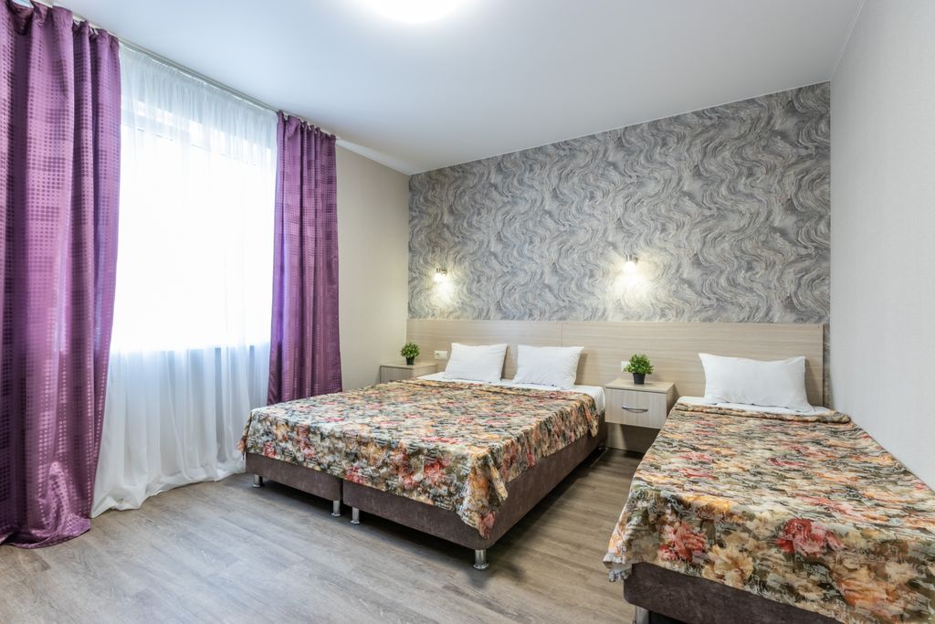 Золотой берег — Трёхместный номер с удобствами на этаже