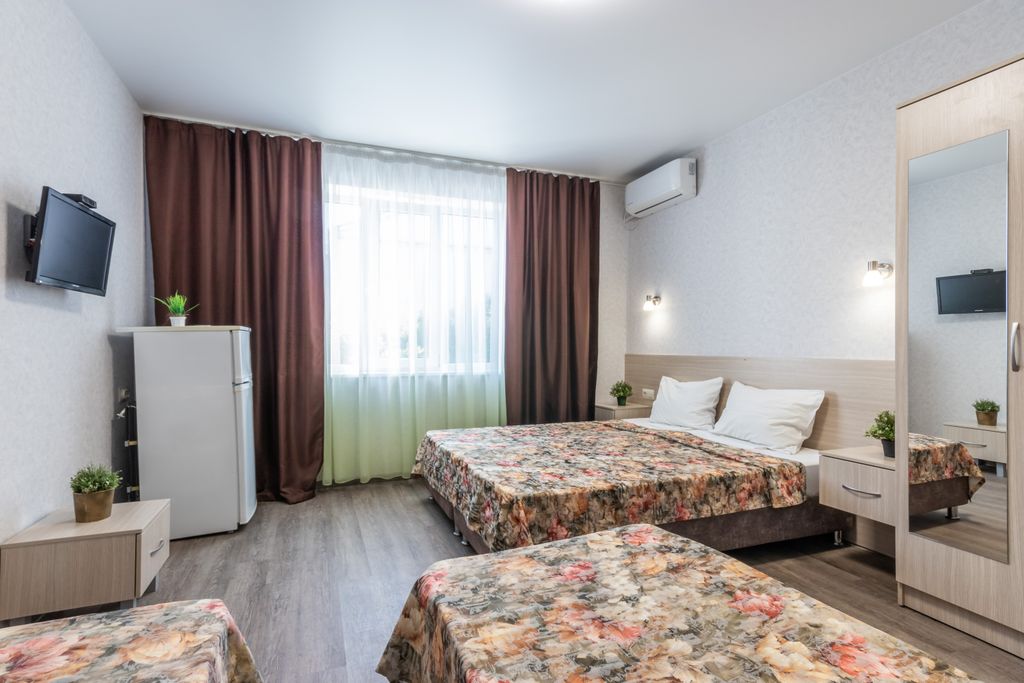 Золотой берег — Четырёхместный номер с удобствами на этаже