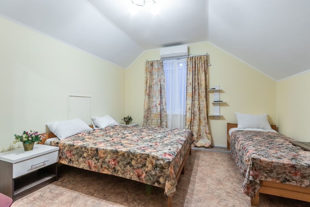 Золотой берег — Трёхместный номер с удобствами на этаже (мансарда)