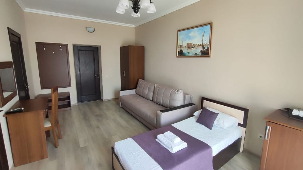 Камелот — Четырёхместный номер двухкомнатный Стандарт