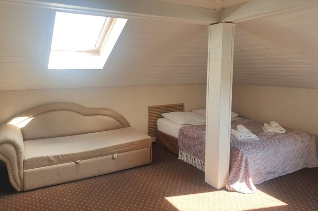 Камелот — Четырёхместный номер с диваном, мансарда