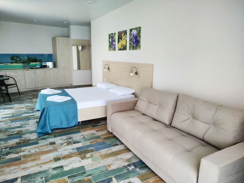 Маяк — Четырёхместный номер улучшенный с видом на море