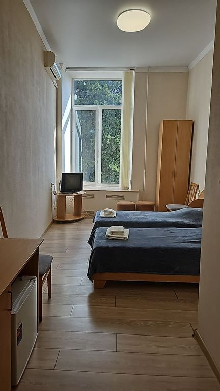 Отдых — Двухместный номер с 2 отдельными кроватями полуэконом с душем и умывальником  (туалет отдельно на этаже)