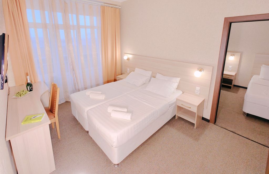 Семь Адмиралов — Четырёхместный номер 2х комнатный 4х местный номер с балконом