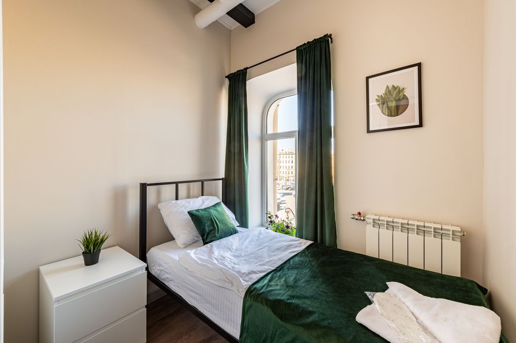 Вайб — Одноместный номер с окном