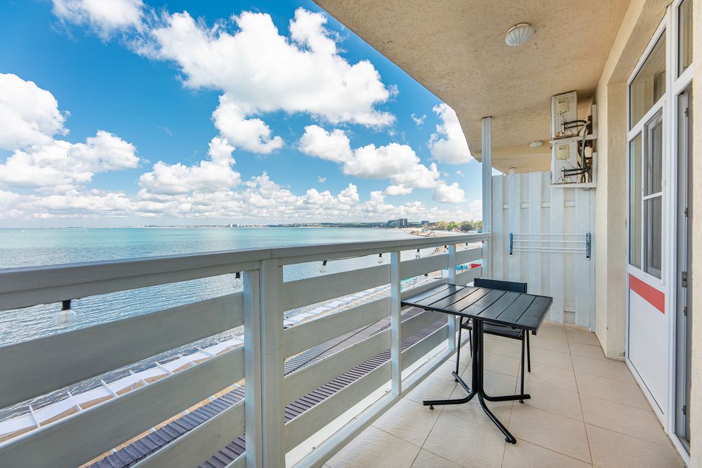 First Line — Четырёхместный номер улучшенный с видом на море