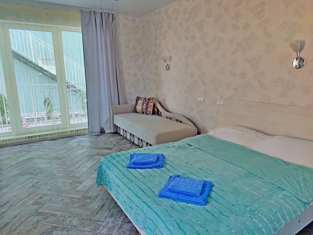 Янтарик — Двухместный номер с 1 кроватью Комната с 1 двуспальной кроватью + тахта