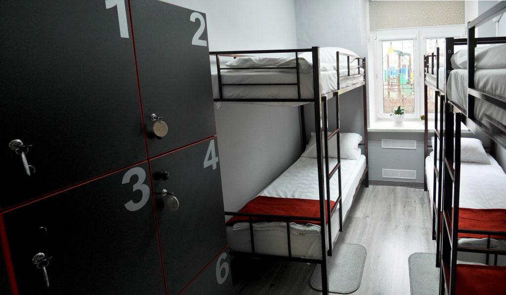 Берег — Многоместный мужской номер кровать в мужском шестиместном номере #9