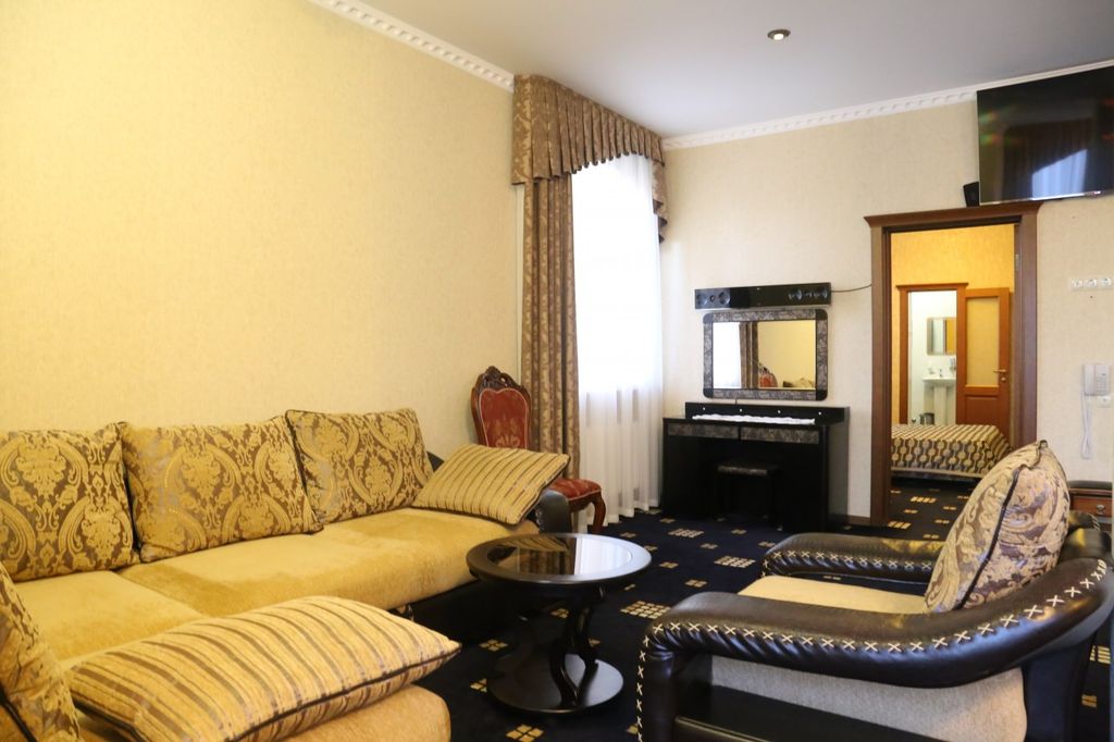 Rest Exclusive — Четырёхместный номер люкс с двумя с/у