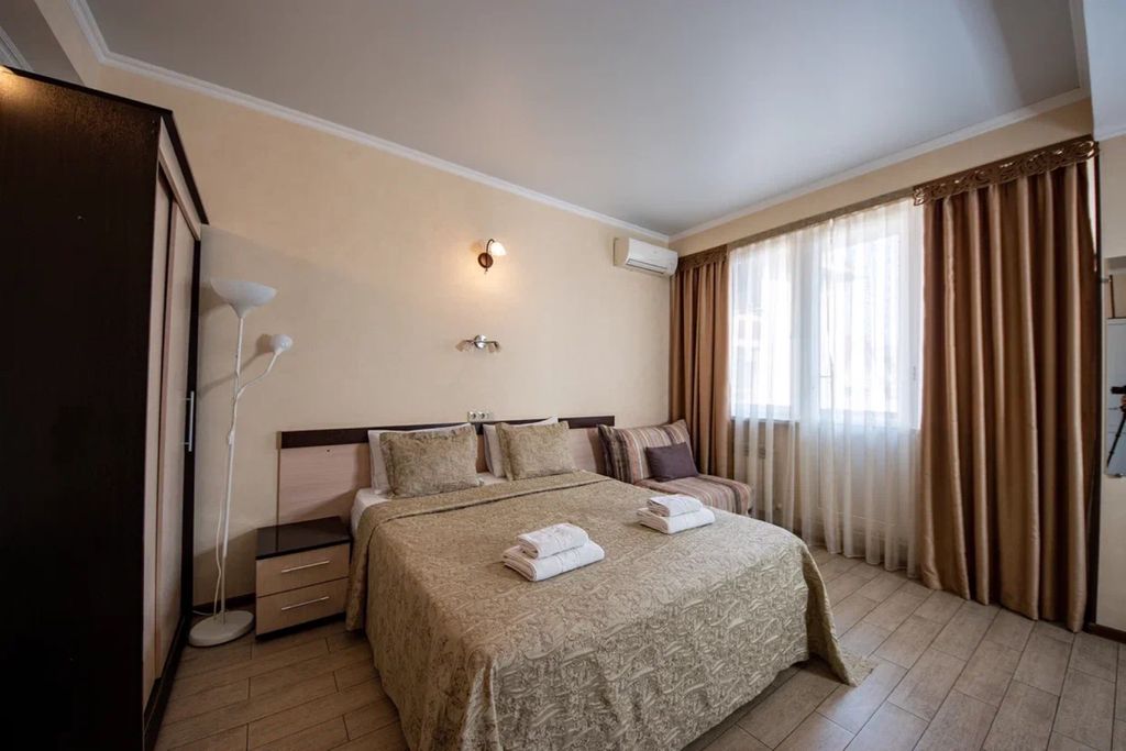 На Тюльпанов, 6 — Двухместный номер с 1 кроватью стандартный с балконом на два номера