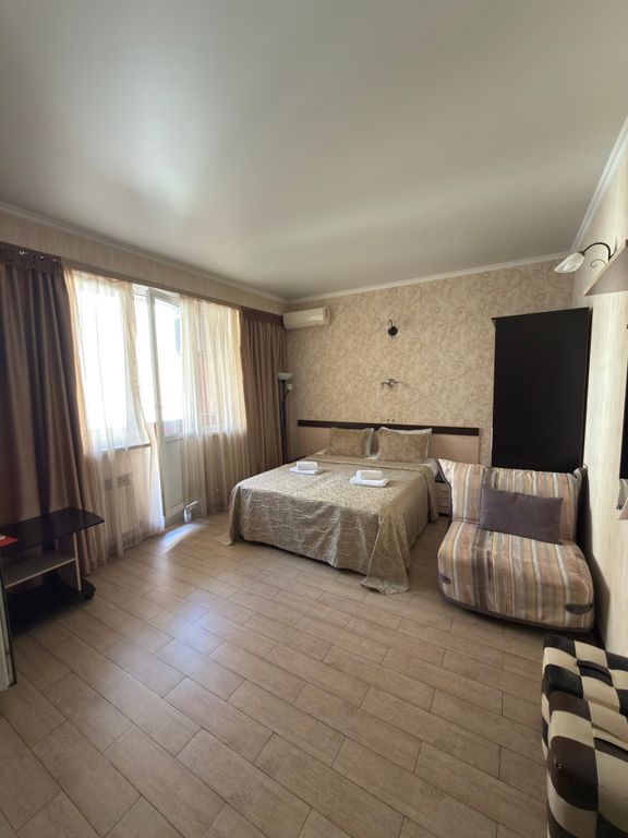 На Тюльпанов, 6 — Трёхместный номер студия с балконом