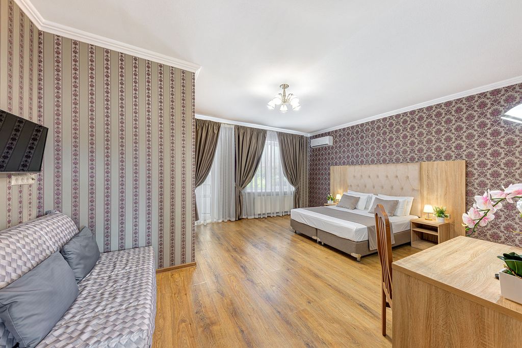 Эллада — Четырёхместный номер с балконом