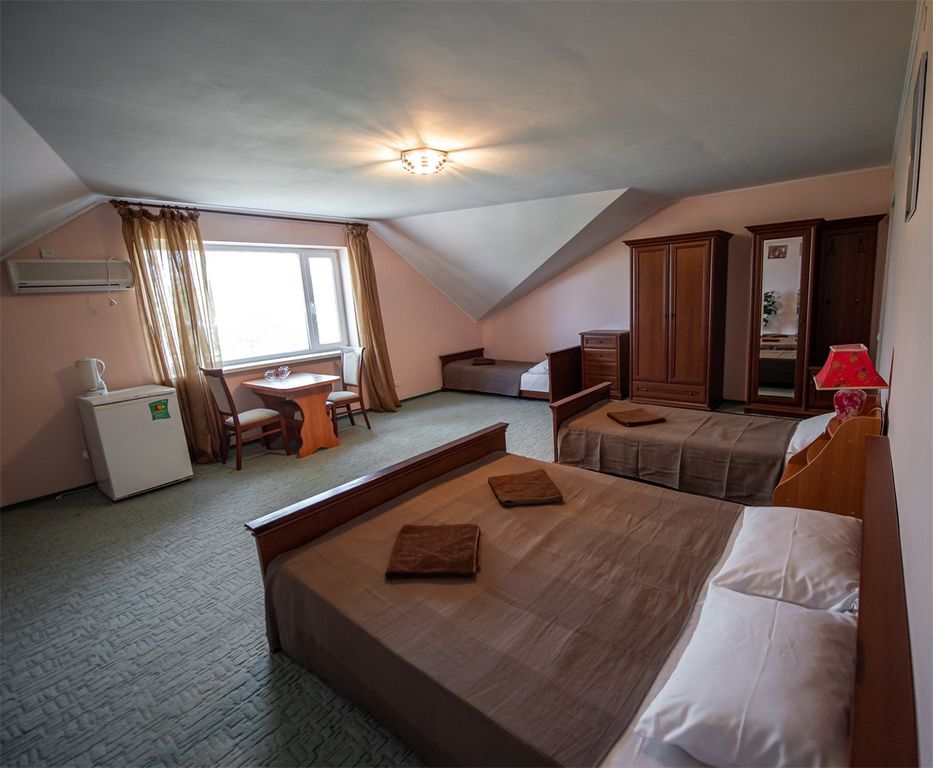 Элит — Четырёхместный номер с двуспальной кроватью и двумя односпальными