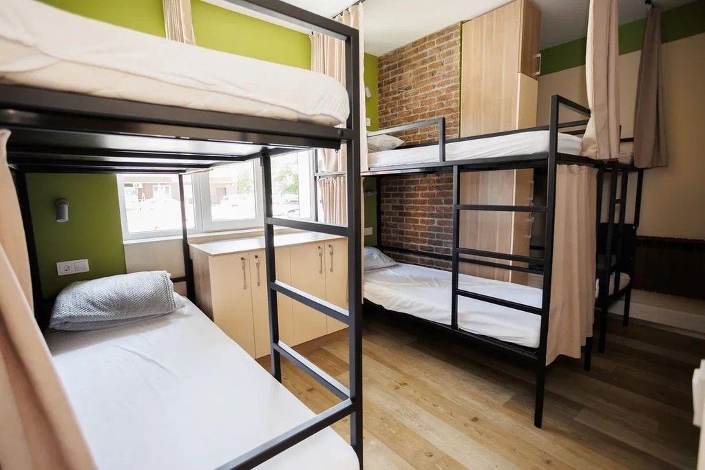 Re Hostel Premium — Многоместный мужской номер кровать в общем мужском номере с общей ванной