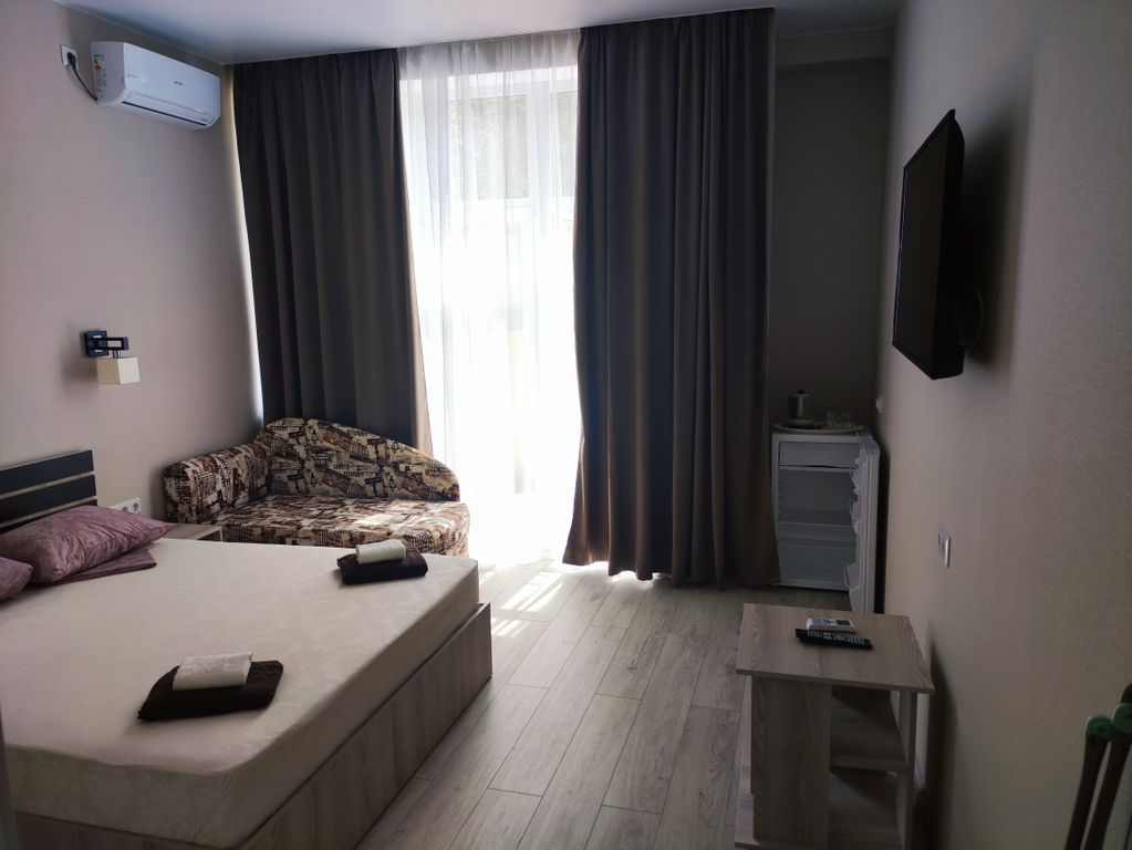 Шампань — Трёхместный номер с террасой