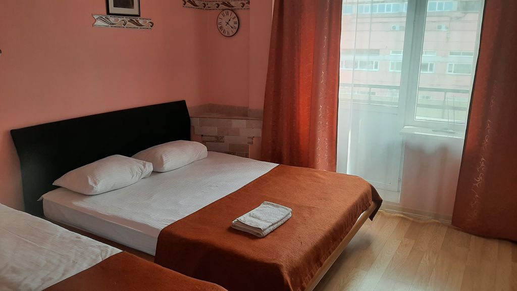 В центре — Трёхместный номер эконом с видом на город