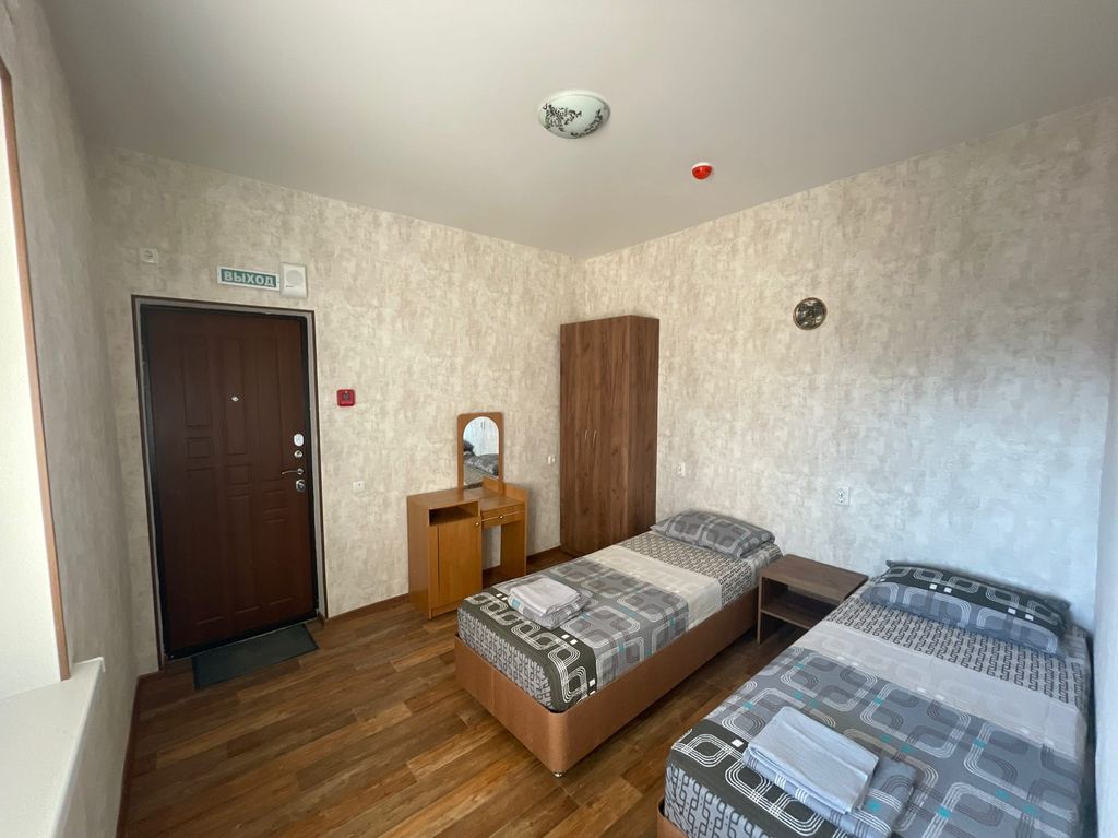 У Александра — Четырёхместный номер улучшенный с видом на море