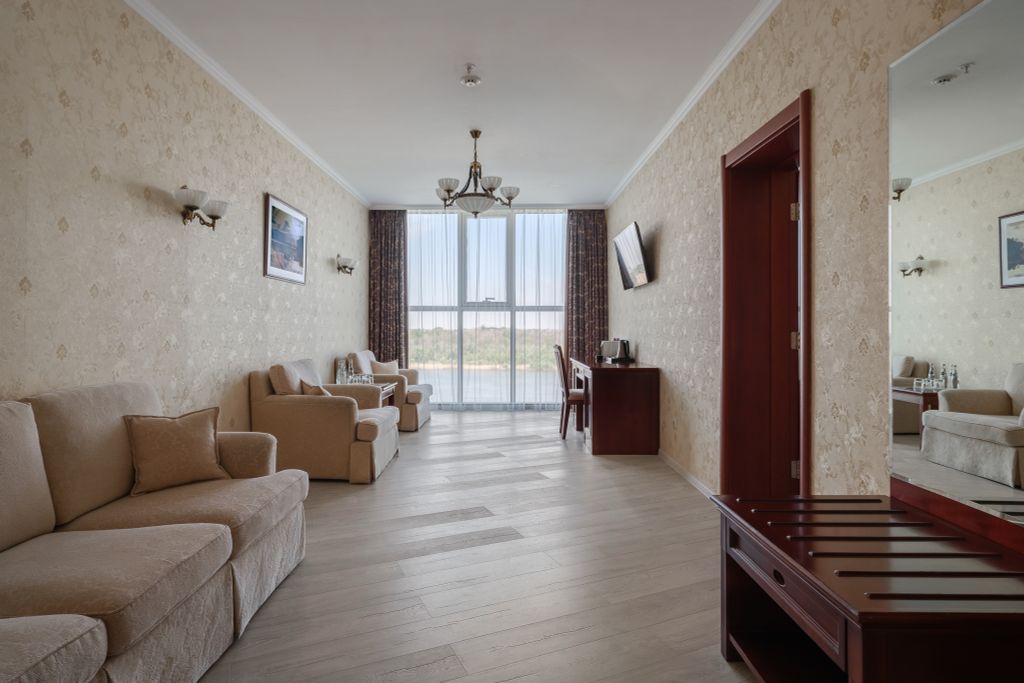 Гранд-отель Marins Астрахань — Трёхместный номер люкс двухкомнатный