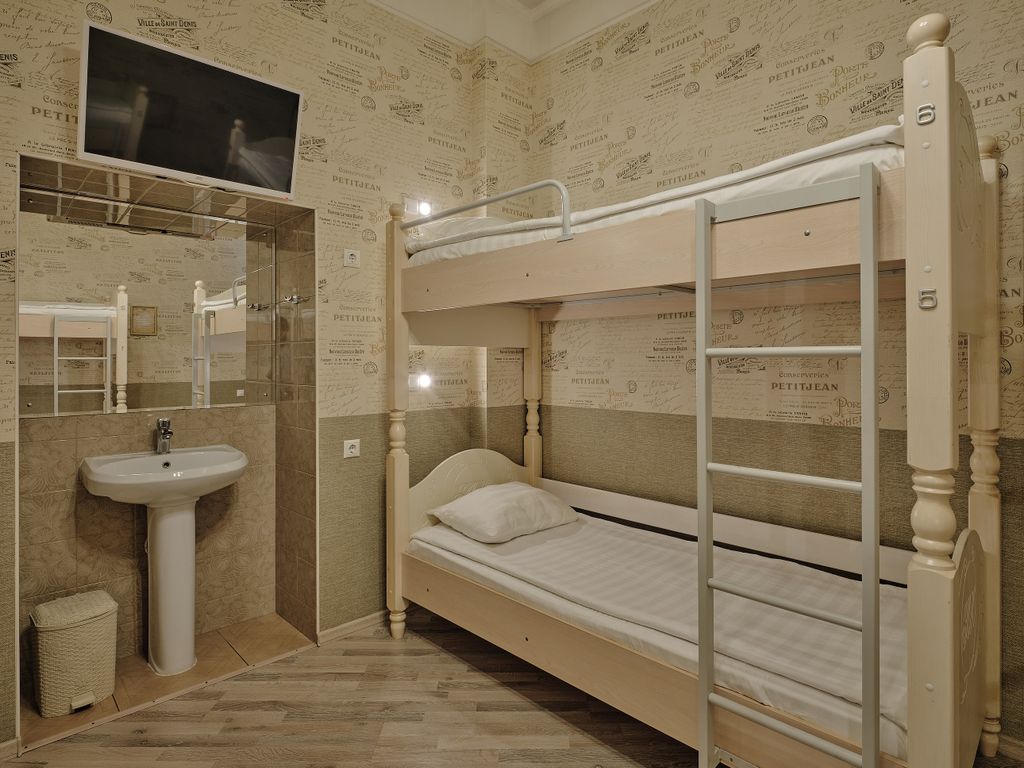 Прованс — Многоместный мужской номер эконом (душ/туалет общий)