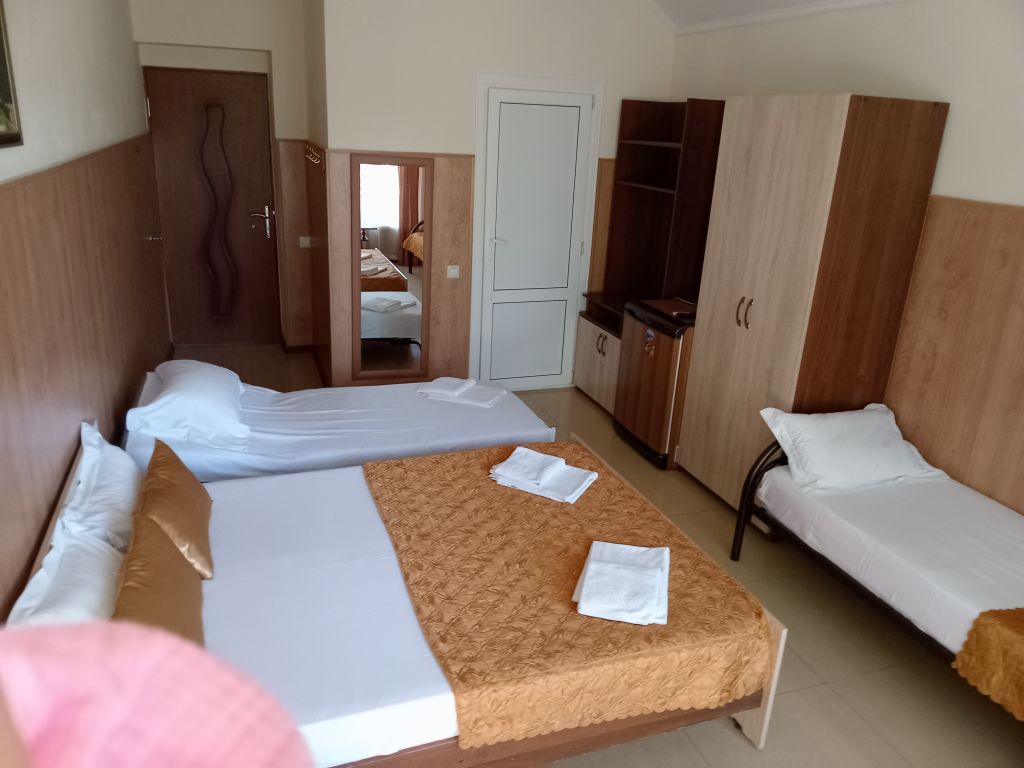 Тихий домик — Четырёхместный номер №11 с балконом