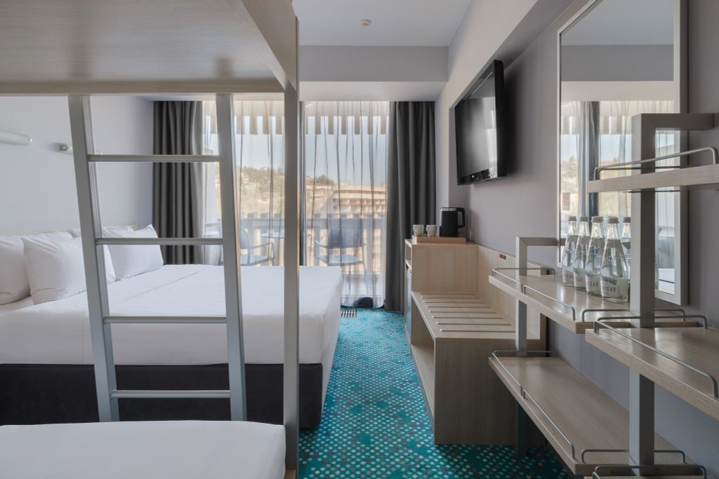 Ялта-Интурист Green Park — Четырёхместный номер стандарт улучшенный